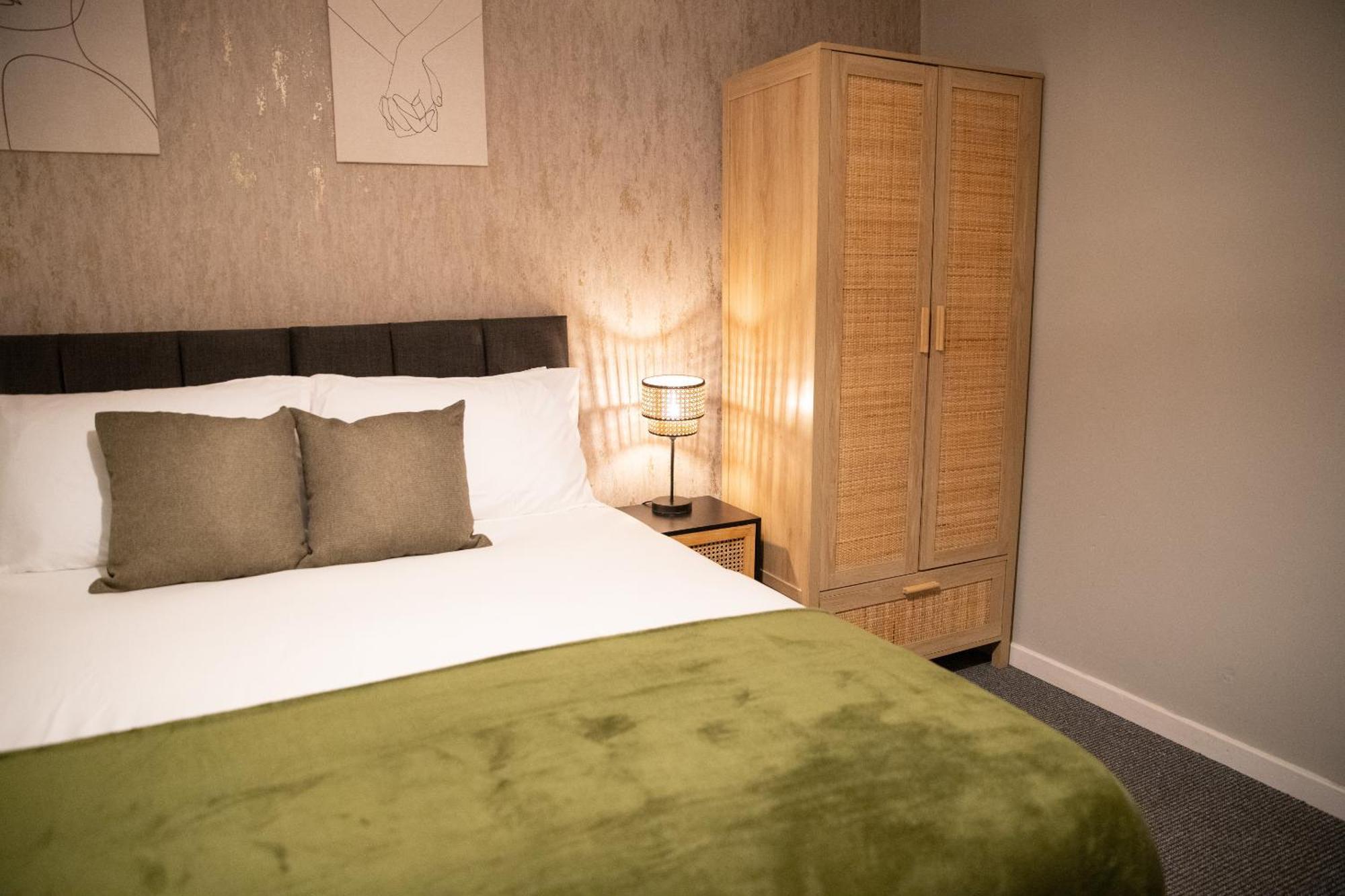 2 Bedroom With Free Parking Close To Leeds Centre